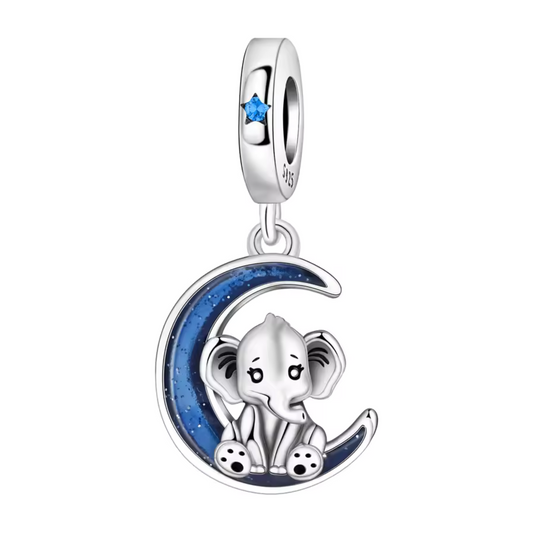 Ce charm pendentif en argent 925 capture la douceur d’un bébé éléphant paisiblement installé sur un croissant de lune délicatement sculpté. Un design tendre et poétique qui évoque la sérénité et les rêves enchantés. Parfait pour apporter une touche de magie et de douceur à votre collection.
