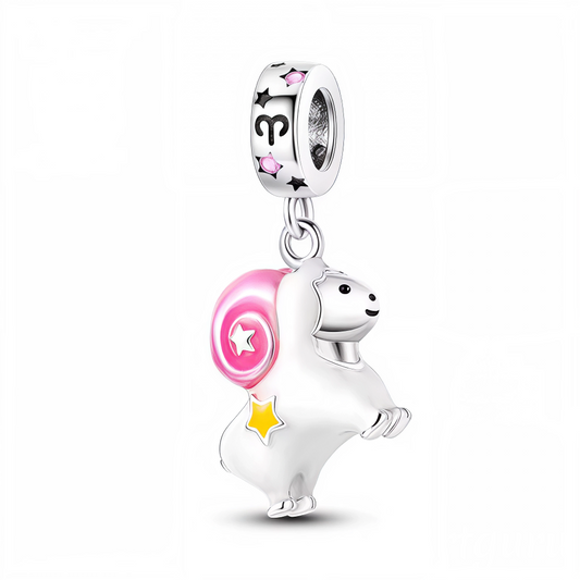 Affichez la force et la détermination de votre signe avec ce charm pendentif en argent 925, représentant un Bélier blanc à la crinière rose. Ce design élégant incarne le courage, la passion et l’audace propres à ce signe de feu. Les détails lumineux glow in the dark s’illuminent dans l’obscurité, offrant un éclat subtil et captivant. Un bijou raffiné, parfait pour les natifs du Bélier ou pour offrir un symbole astrologique empreint de vitalité.