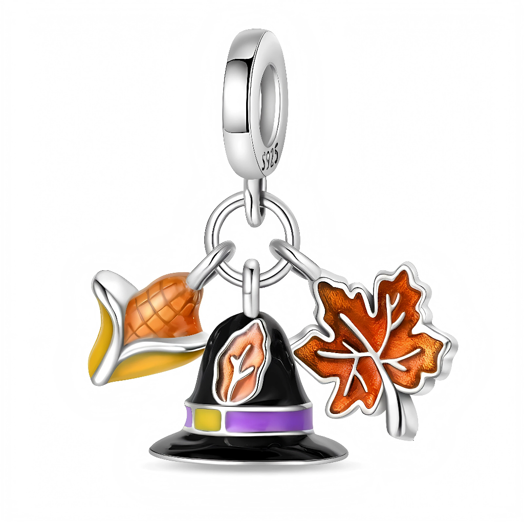 Trois petits pendentifs sont réunis sur une bélière en argent : un chapeau noir émaillé décoré d’une bande violette et jaune, un épi de maïs doré enveloppé dans sa feuille, et une grande feuille d’érable orange brûlé. Les émaux brillants et les détails gravés rappellent les paysages de forêts rousses, les fêtes de la moisson et les tables généreuses de fin d’année. Ce charm plein de chaleur est parfait pour marquer sa passion pour l’automne, la nature et les moments de partage en famille ou entre amis.