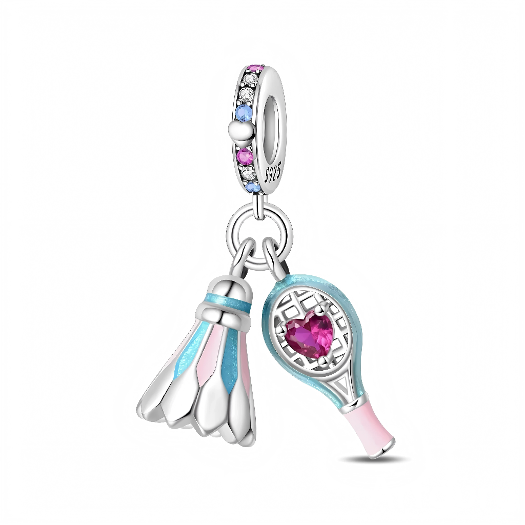 Charm double pendentif raquette et volant de badminton en Argent 925, parfait pour les passionnés de sport ou pour symboliser un hobby partagé. Ses couleurs douces et ses détails scintillants s’accordent à merveille avec les bracelets type Pandora, porté seul comme clin d’œil sportif ou combiné à d’autres charms thématiques.