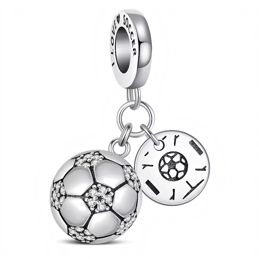 Pour les passionnés de football, ce charm en forme de ballon de foot est un incontournable. Réalisé en argent 925, il allie qualité et authenticité pour sublimer votre bracelet avec style. Que ce soit pour afficher votre passion ou offrir un cadeau sportif, ce pendentif s’adapte parfaitement à la plupart des bracelets à charms.