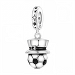 Affichez votre amour du football avec une touche de fantaisie grâce à ce charm pendentif en argent 925, représentant un ballon de football coiffé d’un chapeau de magicien. Ce bijou original et ludique combine passion sportive et esprit créatif, parfait pour les amateurs de football qui aiment se démarquer avec style. Il apporte une note magique et amusante à votre collection de charms.
