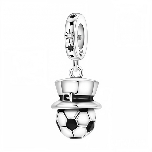 Affichez votre amour du football avec une touche de fantaisie grâce à ce charm pendentif en argent 925, représentant un ballon de football coiffé d’un chapeau de magicien. Ce bijou original et ludique combine passion sportive et esprit créatif, parfait pour les amateurs de football qui aiment se démarquer avec style. Il apporte une note magique et amusante à votre collection de charms.