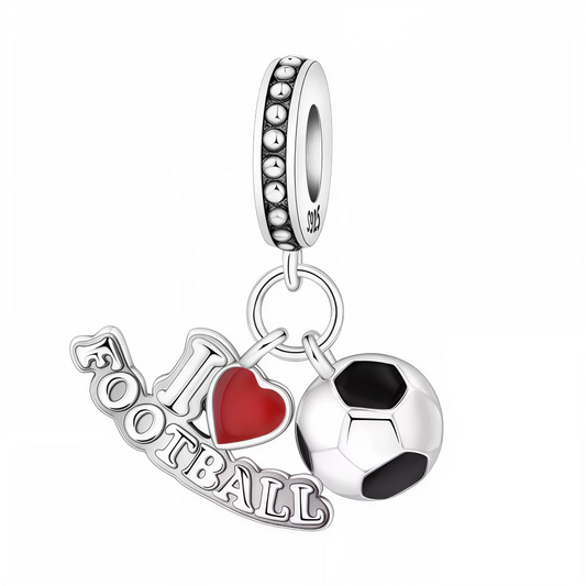 Affichez votre passion pour le football avec ce charm pendentif en argent 925 représentant un ballon de football à côté de la mention "I Love Football". Ce bijou finement travaillé capture l’énergie, la compétition et l’esprit d’équipe propres au sport le plus populaire du monde. Parfait pour les fans de football, ce charm apporte une touche sportive et dynamique à votre collection.