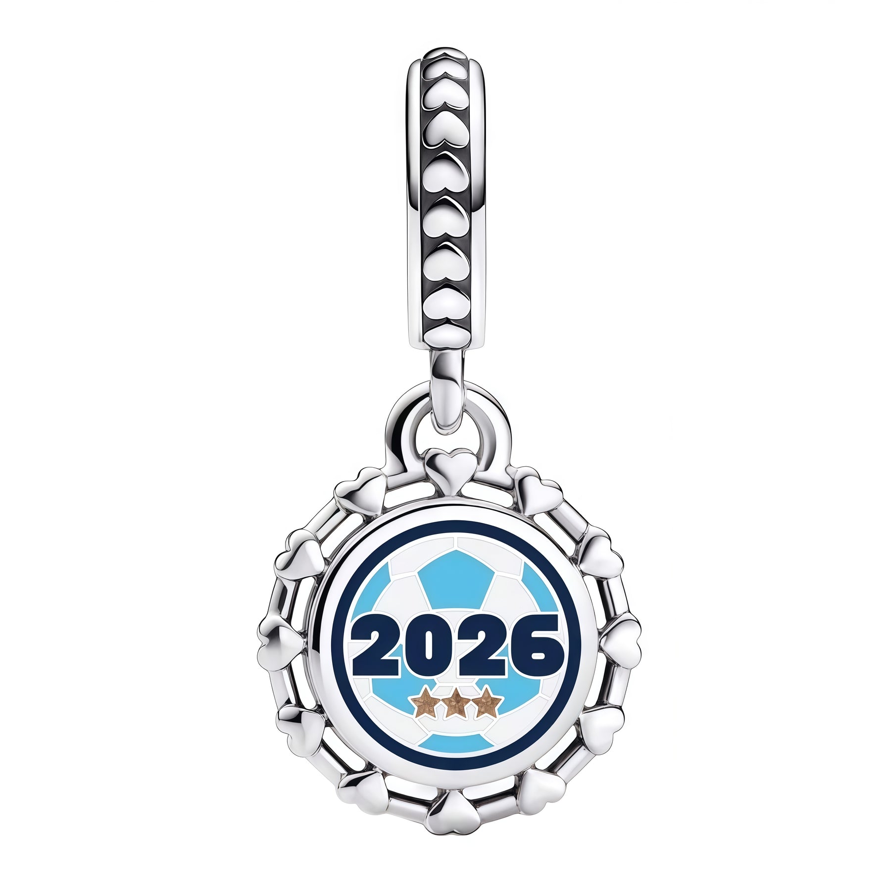 Apporte une touche sportive et élégante à ton bracelet avec ce charm pendentif ballon de foot 2026 aux couleurs de l’Argentine. Inspiré de l’univers du football, ce bijou met en valeur un ballon stylisé aux tons bleu et blanc emblématiques, pour un rendu dynamique, moderne et plein de caractère. Un charm original et symbolique, parfait pour les fans de foot et de l’Albiceleste.

Caractéristiques :

- Matière : Argent 925 avec détails en émail coloré.
- Design : Ballon de foot en version pendentif aux couleu