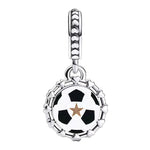 Apporte une touche sportive et élégante à ton bracelet avec ce charm pendentif ballon de football. Inspiré de l’univers du foot, ce bijou met en valeur un ballon stylisé avec des détails soignés et un design dynamique qui reflète parfaitement la passion du jeu. Un charm original et plein d’énergie, parfait pour les fans de football et des bijoux symboliques.

Caractéristiques :

- Matière : Argent 925.
- Design : Ballon de football en version pendentif avec finitions soignées.
- Dimensions : Taille délicate