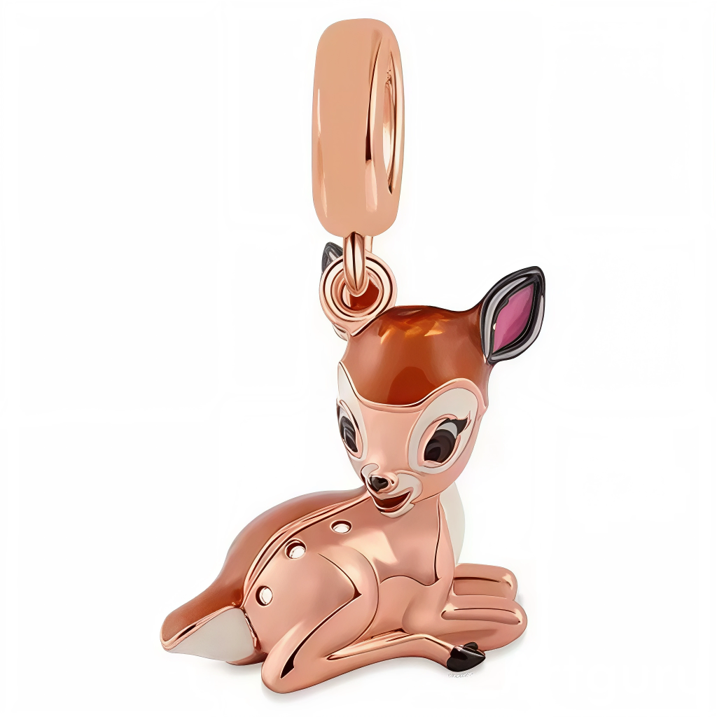 Apportez la douceur de la forêt à votre collection avec ce Charm - Bambi, en argent sterling S925. Inspiré du personnage emblématique de Disney, Bambi, ce charm capture l'innocence et la curiosité du jeune faon alors qu'il découvre le monde. Ce charm est parfait pour les amoureux de la nature et les fans du film classique Bambi, qui célèbre l'innocence, la croissance et les merveilles de la vie.
