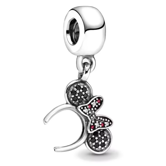 Ajoutez une touche de charme et d'élégance Disney à votre collection avec ce charm pendentif représentant le célèbre bandeau de Minnie Mouse. Fabriqué en argent sterling 925, ce pendentif capture la délicatesse du bandeau à pois emblématique de Minnie avec des détails raffinés et une finition brillante. Parfait pour les fans de Minnie et les amateurs de bijoux Disney, ce charm est une manière élégante de célébrer l'esprit joyeux de l'univers Disney sur votre bracelet ou collier.