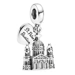 Apporte une touche spirituelle et élégante à ton bracelet avec ce charm basilique en argent. Son design raffiné, inspiré d’un monument emblématique, met en valeur une architecture détaillée et un pendentif cœur gravé “St. Peter’s Basilica”. Un bijou symbolique et sophistiqué, parfait pour les personnes attachées au voyage, à la foi et aux souvenirs précieux.

Caractéristiques :

-&nbsp;Matière : Argent 925.
-&nbsp;Design : Basilique avec pendentif cœur gravé et détails soignés.
-&nbsp;Dimensions : Taille dé
