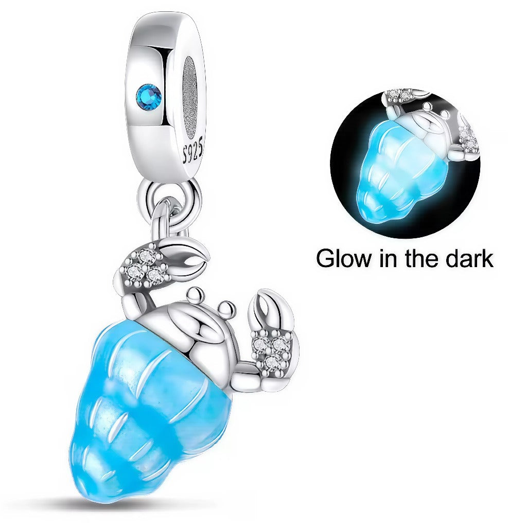 Charm pendentif en argent 925, représentant un bernard-l’hermite aux détails fins. Sa particularité ? Il brille dans le noir grâce à son effet "Glow in the Dark", ajoutant une touche magique à votre bijou. Idéal pour personnaliser bracelets ou colliers avec une ambiance marine et lumineuse.