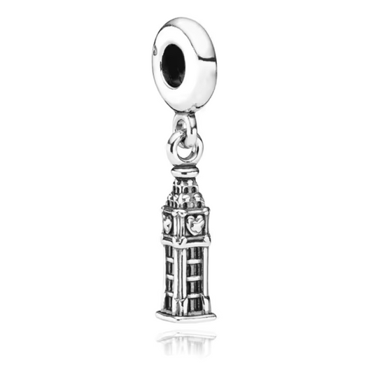 Ajoutez une touche britannique à votre collection avec ce charm représentant Big Ben, l'icône intemporelle de Londres. Fabriqué en argent 925, ce bijou symbolise l’élégance, l’histoire et la majesté de la capitale anglaise. Parfait pour les amateurs de voyages et d’architecture, ce charm est un hommage au patrimoine culturel et à l’esprit raffiné de Londres.