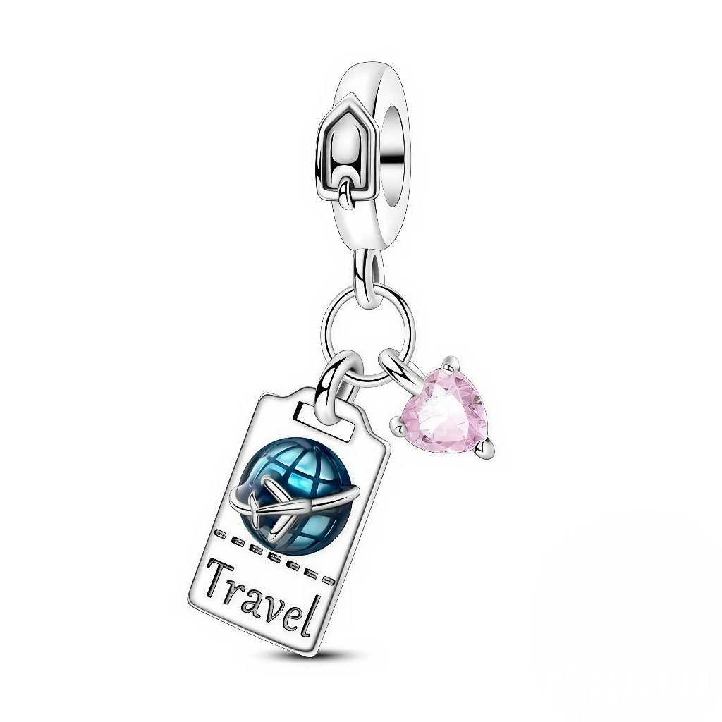 Ce charm pendentif en argent symbolise l’appel du voyage avec un billet stylisé décoré d’un globe bleu survolé par un avion en relief, accompagné d’un petit cœur rose facetté qui évoque la passion des escapades. La bélière ornée d’un motif discret rappelle une étiquette de bagage, créant un ensemble délicat et inspirant pour tous les amoureux de découvertes.
