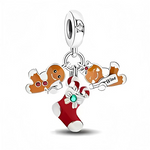 Ce charm en argent 925 réunit trois petits pendentifs émaillés : deux biscuits bonhommes en pain d’épices souriants et une botte de Noël rouge garnie de cannes sucrées, nouée d’un ruban et rehaussée d’une pierre verte. L’ensemble crée une scène festive et colorée qui apporte instantanément l’esprit des fêtes sur un bracelet ou un collier.

Caractéristiques :

- Matière : Argent 925 avec émaux colorés et pierre verte décorative
- Design : Deux biscuits bonhommes encadrant une botte de Noël garnie, suspendus 