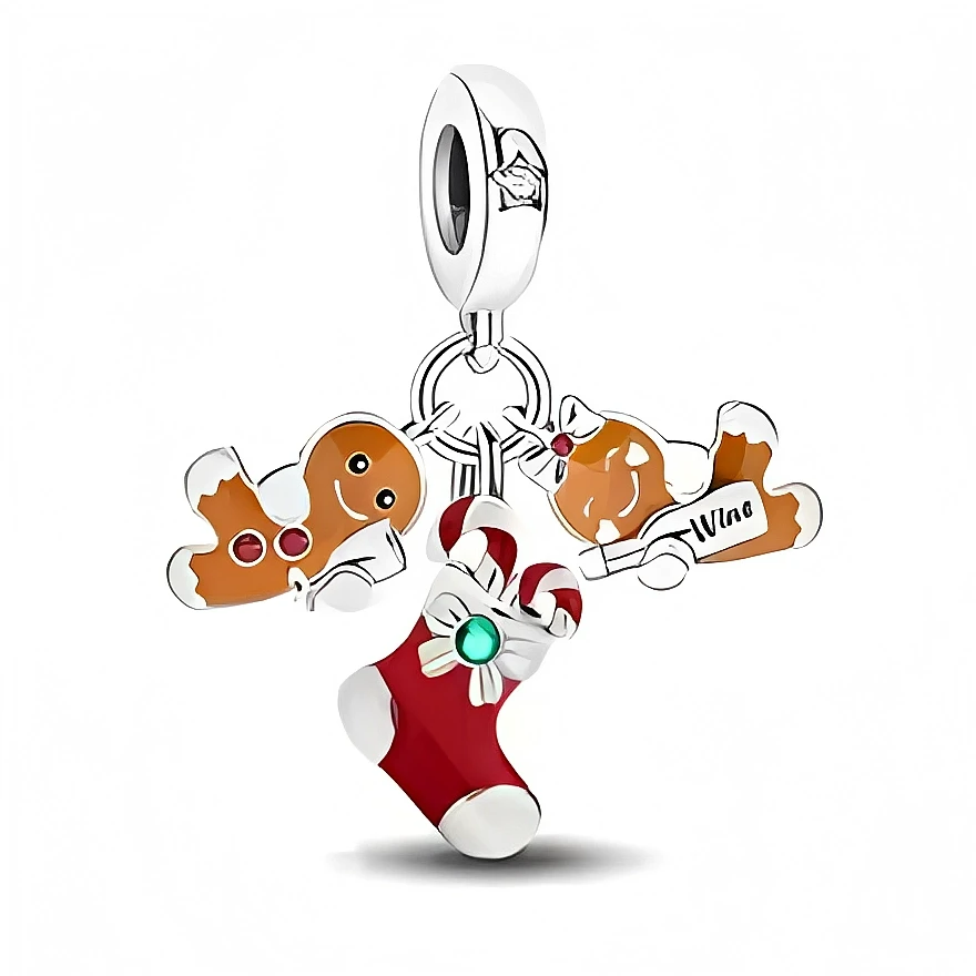Ce charm en argent 925 réunit trois petits pendentifs émaillés : deux biscuits bonhommes en pain d’épices souriants et une botte de Noël rouge garnie de cannes sucrées, nouée d’un ruban et rehaussée d’une pierre verte. L’ensemble crée une scène festive et colorée qui apporte instantanément l’esprit des fêtes sur un bracelet ou un collier.

Caractéristiques :

- Matière : Argent 925 avec émaux colorés et pierre verte décorative
- Design : Deux biscuits bonhommes encadrant une botte de Noël garnie, suspendus 