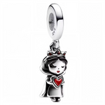Apportez une touche d’élégance classique à votre collection avec ce charm pendentif représentant Blanche-Neige, finement travaillé en Argent 925 (S925) avec des tons noirs et gris subtils. Au centre, elle tient délicatement un cœur rouge vibrant, symbole d’amour et de douceur. Un bijou raffiné qui capture la grâce intemporelle de ce personnage emblématique de Disney.