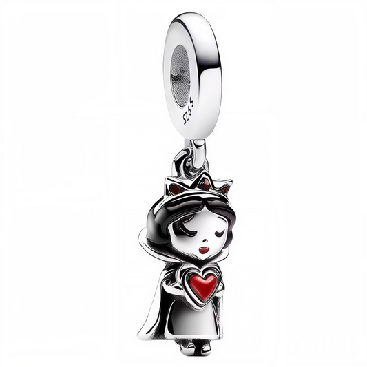 Apportez une touche d’élégance classique à votre collection avec ce charm pendentif représentant Blanche-Neige, finement travaillé en Argent 925 (S925) avec des tons noirs et gris subtils. Au centre, elle tient délicatement un cœur rouge vibrant, symbole d’amour et de douceur. Un bijou raffiné qui capture la grâce intemporelle de ce personnage emblématique de Disney.