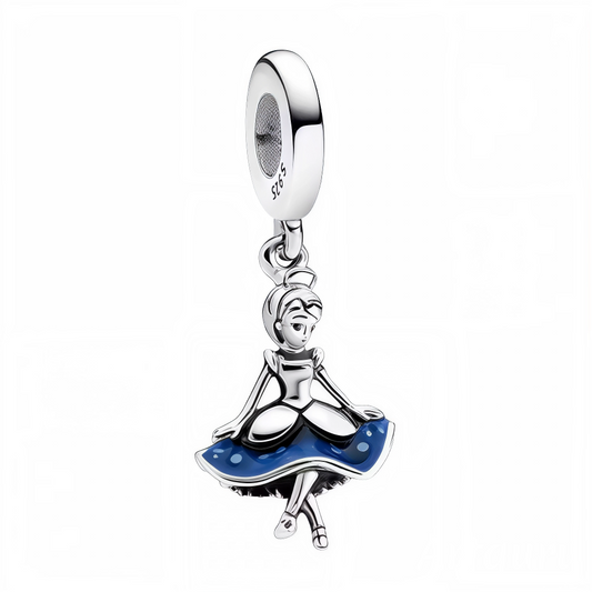 Ajoutez une touche de grâce et de magie à votre collection avec ce charm pendentif en argent 925 représentant Blanche-Neige dansant, vêtue de sa robe emblématique. Entièrement argentée avec des détails en émail bleu sur la robe, cette pièce féerique capture l’élégance et la douceur de la première princesse Disney. Un bijou enchanteur pour les amoureux des contes de fées et de l’univers classique Disney.