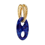 Apporte une touche élégante et originale à ton bracelet avec ce charm pendentif bleu à texture marbrée. Son design raffiné associe des nuances profondes de bleu à une finition dorée texturée, pour un bijou à la fois moderne, lumineux et plein de caractère. Un charm sophistiqué et unique, parfait pour celles et ceux qui aiment les pièces inspirées et faciles à porter.

Caractéristiques :
-&nbsp;Matière : Argent 925 doré.
-&nbsp;Design : Pendentif bleu marbré avec finition brillante et détails soignés.
-&nbsp