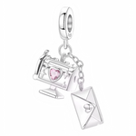 Ce charm pour bracelet en argent 925 reproduit une mignonne boîte aux lettres vintage avec cœur rose cristal et étoile, accompagnée d'une enveloppe pendante pour incarner le charme des courriers romantiques et des messages secrets. La base ronde gravée « 925 » s'attache sans effort aux bracelets.

Caractéristiques :

Matière : Argent 925 (S925)
Design : Boîte postale sculptée avec gemme fuchsia cœur, enveloppe cœur suspendue et détails étoiles, sur support rond.
Style : Nostalgique et sentimental, idéal pou