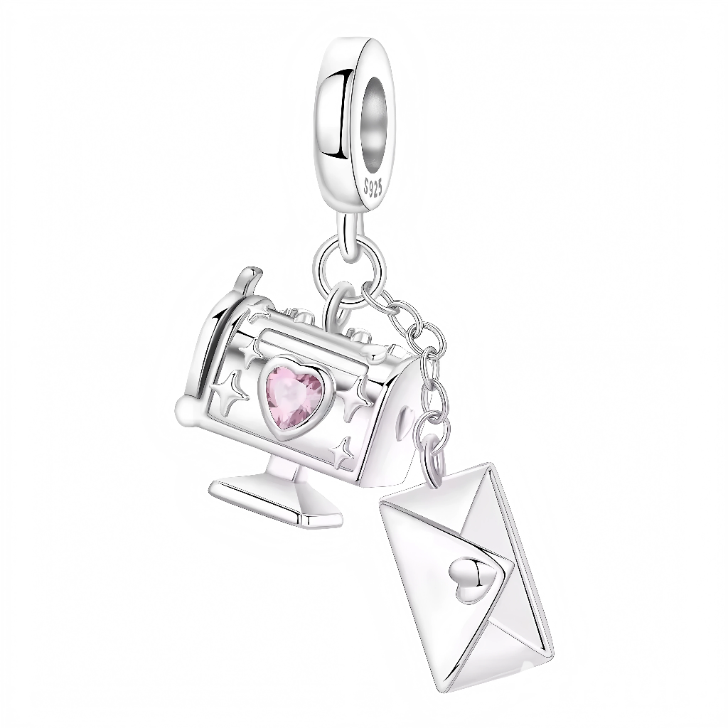 Ce charm pour bracelet en argent 925 reproduit une mignonne boîte aux lettres vintage avec cœur rose cristal et étoile, accompagnée d'une enveloppe pendante pour incarner le charme des courriers romantiques et des messages secrets. La base ronde gravée « 925 » s'attache sans effort aux bracelets.

Caractéristiques :

Matière : Argent 925 (S925)
Design : Boîte postale sculptée avec gemme fuchsia cœur, enveloppe cœur suspendue et détails étoiles, sur support rond.
Style : Nostalgique et sentimental, idéal pou