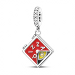 Ce charm pendentif en argent met en avant une boîte à pizza rouge stylisée, où le mot “PIZZA” apparaît en lettres blanches tandis qu’un coin de la boîte laisse voir une part jaune garnie d’un petit strass comme un délicieux fromage fondant. La bélière pavée de zircons clairs apporte une touche d’éclat, parfaite pour les amateurs de soirées pizza, de foodies ou de moments conviviaux entre amis.