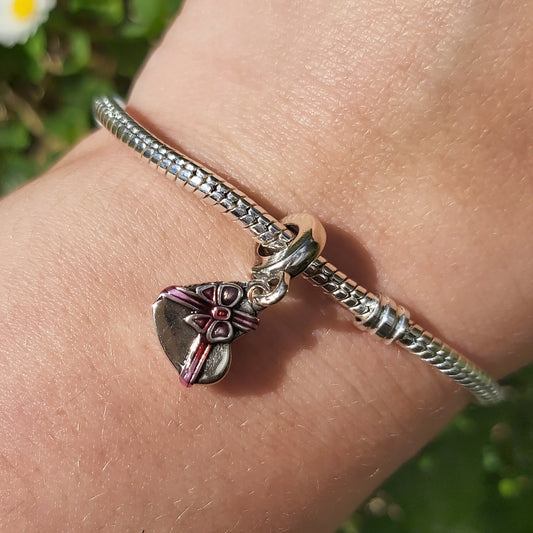 Ajoutez une touche gourmande et élégante à votre bracelet avec le charm Boîte de Chocolat, disponible en deux superbes finitions : argentée ou dorée. Ce charm en argent 925 est minutieusement sculpté pour représenter une boîte de chocolat détaillée, symbolisant douceur et indulgence. Idéal pour les amateurs de chocolat ou ceux qui souhaitent célébrer des moments sucrés, ce bijou s’associera parfaitement à votre collection et s’adapte à tous les bracelets Pandora et similaires.