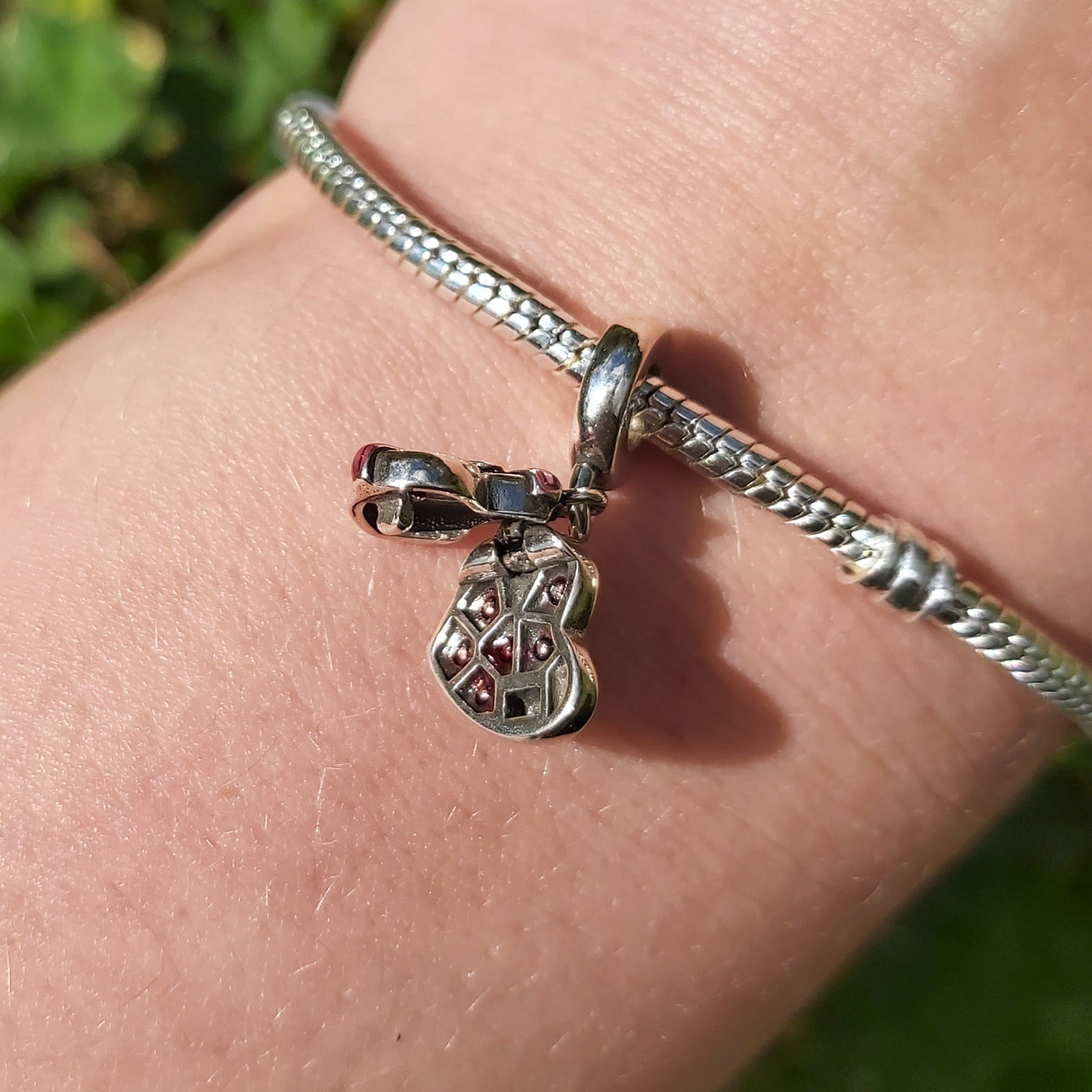 Ajoutez une touche gourmande et élégante à votre bracelet avec le charm Boîte de Chocolat, disponible en deux superbes finitions : argentée ou dorée. Ce charm en argent 925 est minutieusement sculpté pour représenter une boîte de chocolat détaillée, symbolisant douceur et indulgence. Idéal pour les amateurs de chocolat ou ceux qui souhaitent célébrer des moments sucrés, ce bijou s’associera parfaitement à votre collection et s’adapte à tous les bracelets Pandora et similaires.