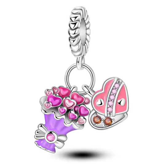 Offrez un moment de douceur et d’amour avec ce charm représentant une boîte de chocolat associée à un bouquet de fleurs. Ce bijou en argent 925 symbolise la romance et l’élégance, parfait pour célébrer les moments spéciaux ou pour les amoureux de plaisirs gourmands.