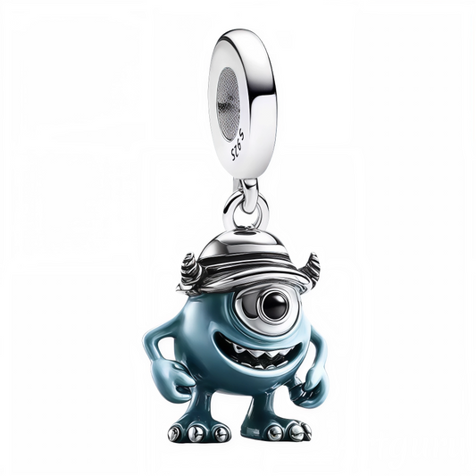 Apportez une touche d’aventure et de courage à votre collection avec ce charm pendentif en argent 925 représentant Bob bleu coiffé de son casque argenté, orné de ses deux cornes caractéristiques. Ce bijou capture parfaitement l’esprit dynamique et protecteur du personnage de Monstres et Cie, mêlant fun et élégance dans une finition soignée. Idéal pour les fans de Pixar et les amateurs de charms originaux et expressifs.
