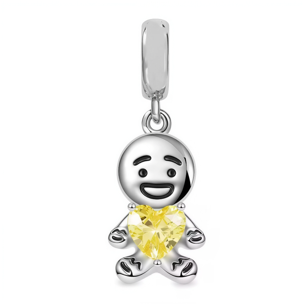 Ce charm adorable représente un petit bonhomme souriant aux traits noirs joyeux sur un corps rond en argent poli, tenant fièrement un cœur jaune étincelant contre sa poitrine. Les membres potelés et la base stable confèrent une posture stable et espiègle, avec le cristal jaune vif symbolisant joie et affection pure. Il diffuse une énergie positive et enfantine, idéal pour égayer un bracelet d’une touche de bonheur simple et lumineuse.

Caractéristiques :

Matière : Argent 925 (S925) avec oxyde de zirconium 