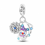Ce charm pendentif en argent met en scène un joyeux bonhomme de neige aux touches d’émail coloré, accompagné d’un grand flocon de neige pavé de cristaux clairs et d’une note de musique argentée sertie d’un cristal bleu. La bélière décorée d’étoiles ajourées renforce l’ambiance hivernale et musicale, idéale pour célébrer les fêtes de fin d’année et l’esprit chaleureux de Noël.