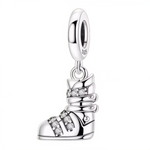 Ce charm pour bracelet en argent 925 capture une botte de ski blanche robuste avec sangles diamantées et semelle texturée, évoquant les aventures en poudreuse et la saison froide avec style. La base ronde gravée « S925 » s'accroche facilement aux bracelets modulaires.

Caractéristiques :

Matière : Argent 925 (S925)
Design : Botte après-ski émaillée blanche, boucles et sangles pavées strass, détails réalistes sur support rond.
Style : Aventureux et hivernal, parfait pour skieurs, snowboardeurs ou insuffler 