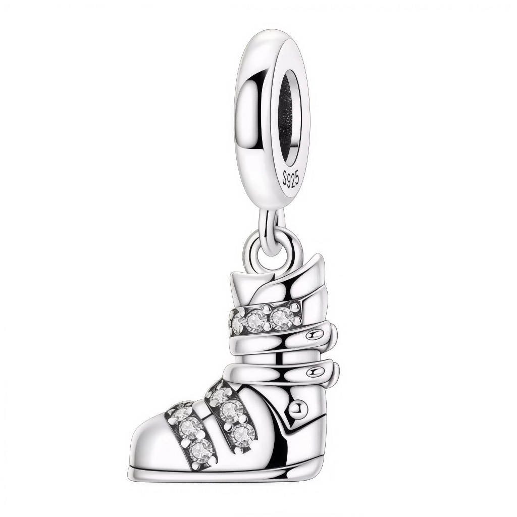 Ce charm pour bracelet en argent 925 capture une botte de ski blanche robuste avec sangles diamantées et semelle texturée, évoquant les aventures en poudreuse et la saison froide avec style. La base ronde gravée « S925 » s'accroche facilement aux bracelets modulaires.

Caractéristiques :

Matière : Argent 925 (S925)
Design : Botte après-ski émaillée blanche, boucles et sangles pavées strass, détails réalistes sur support rond.
Style : Aventureux et hivernal, parfait pour skieurs, snowboardeurs ou insuffler 