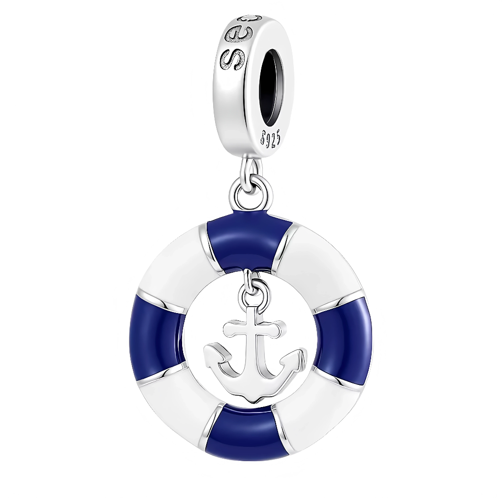 Ce charm compact présente une bouée ronde rayée bleu marine et blanc en argent 925 émaillé, intégrant une ancre centrale sculptée pour un design nautique unifié et protecteur. Les bandes contrastées brillent avec élégance, évoquant mer calme et aventure sécurisée. Symbole de sauvetage et de stabilité océanique, il s’accroche parfaitement à un bracelet pour une touche marine discrète.

Caractéristiques :

Matière : Argent 925 (S925) avec émail bleu et blanc.
Design : Bouée rayée bleu/blanc ancre intégrée cen