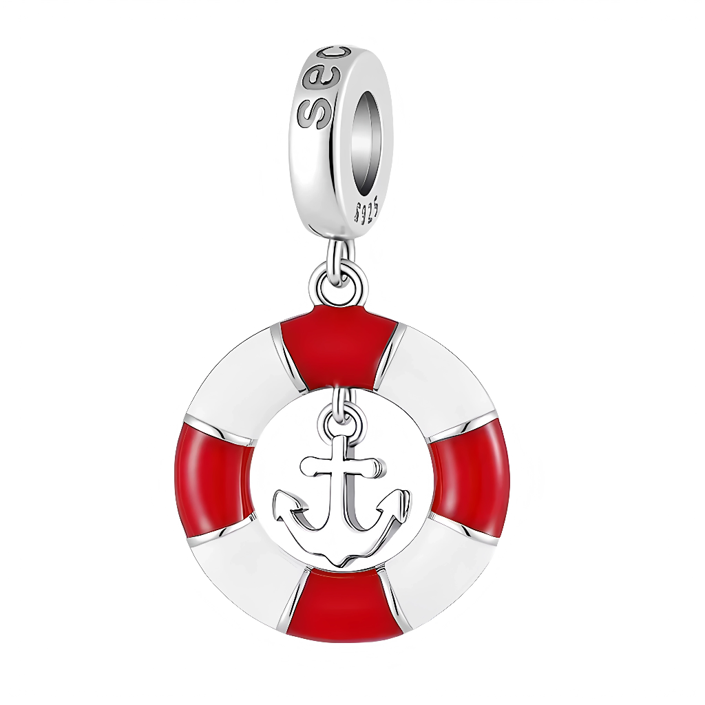 Ce charm nautique compact arbore une bouée ronde rayée rouge et blanc en argent 925 émaillé, avec une ancre centrale sculptée pour un motif marin unifié et robuste. Les couleurs vives et contrastées capturent l’esprit de l’océan avec élégance et vitalité. Symbole de protection en mer et d’aventure assurée, il s’intègre parfaitement à un bracelet pour une vibe côtière dynamique.

Caractéristiques :

Matière : Argent 925 (S925) avec émail rouge et blanc.
Design : Bouée rayée rouge/blanc ancre intégrée centre,