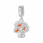 Ce charm pendant en argent 925 représente un petit bouquet de marguerites aux pétales lisses, dont trois cœurs de fleurs sont sertis de cristaux marquise orange vif qui apportent une touche chaleureuse. Sous les tiges, le mot « love » en lettres cursives est délicatement sculpté, tandis que la bélière texturée de petites billes argentées donne du relief et du mouvement à l’ensemble.

Caractéristiques :

-Matière : Argent 925 avec pierres zirconia orange.
-Design : Bouquet de marguerites relié au mot « love 