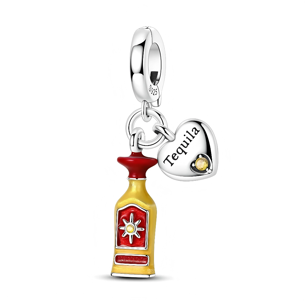 Ce charm pendentif en argent célèbre l’esprit festif avec une bouteille de tequila élancée aux couleurs chaudes, jaune et rouge, décorée d’un motif de soleil lumineux sur l’étiquette. À ses côtés, un petit pendentif en forme de cœur poli, gravé du mot “Tequila” et orné d’un cristal jaune, apporte une touche ludique et assumée, parfaite pour les amateurs de soirées conviviales et de cocktails.