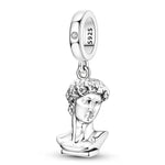 Charm pendentif raffiné représentant un buste de style classique, inspiré de l’art antique. Son design épuré et élégant apporte une touche artistique et intemporelle à votre bracelet, parfait pour les amateurs d’esthétique sculpturale.

Caractéristiques :

- Matière : Argent 925.
- Design : Buste classique avec finition polie et détails sculptés.
- Style : Artistique, élégant et intemporel.
- Symbolique : Beauté, culture, art et sophistication.
- Compatibilité : Charm pendentif compatible avec bracelets et 