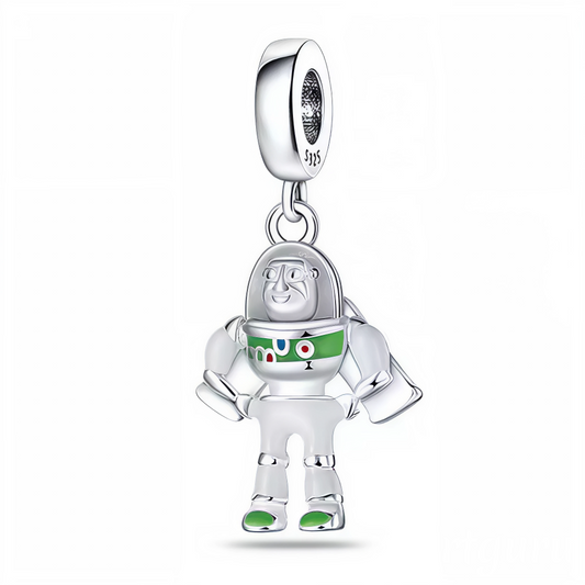Embarquez pour une aventure interstellaire avec ce charm pendentif en argent 925 représentant Buzz l'Éclair dans sa posture héroïque. Avec ses détails précis et son armure iconique, ce bijou est un incontournable pour les fans de Toy Story et les passionnés d’univers geek.