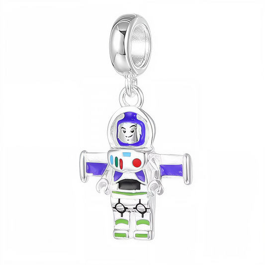 Envolez-vous vers l’infini et au-delà avec ce charm pendentif en argent 925 représentant Buzz l’Éclair en version LEGO. Avec ses détails ludiques et colorés, ce bijou capture l’esprit aventureux et intrépide du célèbre Ranger de l’espace. Une pièce originale et incontournable pour les fans de Toy Story et les amoureux de l’univers LEGO.