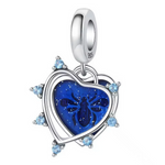 Ce charm pendentif en argent 925 arbore un double cœur bleu scintillant renfermant une abeille délicate, entouré de cristaux bleus étincelants pour symboliser l'amour doux et laborieux comme le miel. La bélière ronde gravée « S925 » permet une suspension élégante et fluide.

Caractéristiques :

Matière : Argent 925 (S925)
Design : Cadre cœur double avec abeille encapsulée bleu pailleté, orné de plusieurs strass bleus, sur anneau lisse gravé.
Style : Romantique et nature, parfait pour les apicultrices, les t