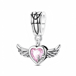 Ce charm pendentif en argent 925 représente un cœur bombé encadrant un cristal rose en forme de cœur, orné du mot « love » en lettres cursives sur le bord. De chaque côté, de grandes ailes d’ange finement détaillées donnent l’illusion d’un cœur qui s’envole, pour un bijou à la fois romantique et symbolique.