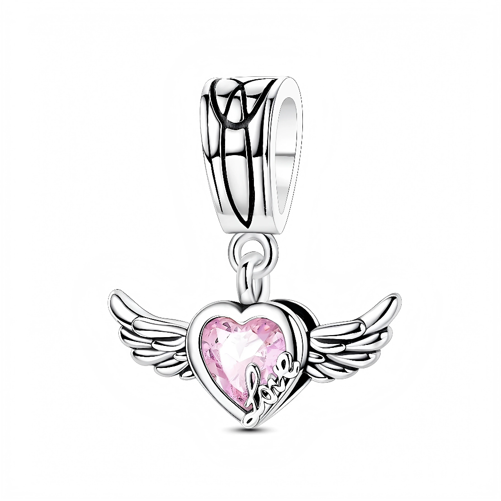 Ce charm pendentif en argent 925 représente un cœur bombé encadrant un cristal rose en forme de cœur, orné du mot « love » en lettres cursives sur le bord. De chaque côté, de grandes ailes d’ange finement détaillées donnent l’illusion d’un cœur qui s’envole, pour un bijou à la fois romantique et symbolique.