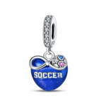 Ce charm pendentif en argent rend hommage aux passionnés de football avec un grand cœur bleu pailleté portant l’inscription “SOCCER” en relief. Au sommet du cœur, un symbole infini se prolonge en un petit ballon serti de cristaux bleu, rose et transparents, tandis que la bélière est pavée de zircons clairs pour une brillance maximale.