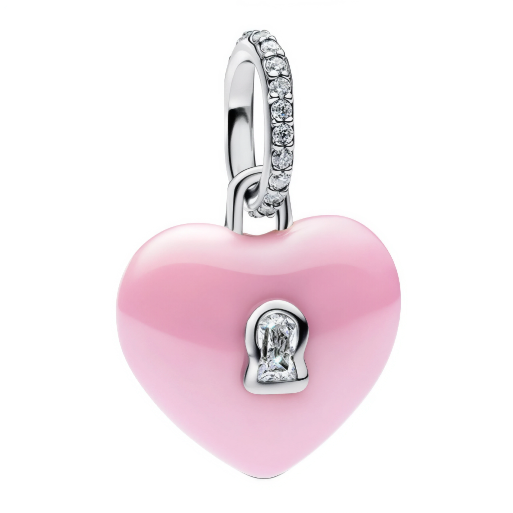 Ce charm enchanteur arbore un cœur bombé en émail rose laqué lisse, muni d’une serrure argentée proéminente sertie d’un cristal scintillant pour un effet sécurisé et précieux. L’anneau supérieur pavé de pierres fines assure une accroche élégante, tandis que la forme compacte évoque un trésor sentimental verrouillé. Symbole d’amour exclusif et de promesses gardées, il ajoute une douceur romantique à tout bracelet ou collier.

Caractéristiques :

Matière : Argent 925 (S925) avec émail rose et oxydes de zircon