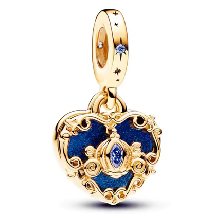Entrez dans le monde féerique de Cendrillon avec ce charm pendentif en forme de cœur, mettant en vedette le majestueux carrosse de la princesse. Fabriqué en argent sterling 925, ce pendentif capture la magie et l'élégance du carrosse enchanté avec des détails exquis et une finition brillante. Parfait pour les fans de Disney et les amateurs de contes de fées, ce charm est un ajout raffiné à votre bracelet ou collier, évoquant le charme intemporel de Cendrillon.