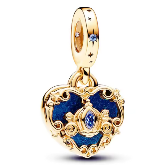 Entrez dans le monde féerique de Cendrillon avec ce charm pendentif en forme de cœur, mettant en vedette le majestueux carrosse de la princesse. Fabriqué en argent sterling 925, ce pendentif capture la magie et l'élégance du carrosse enchanté avec des détails exquis et une finition brillante. Parfait pour les fans de Disney et les amateurs de contes de fées, ce charm est un ajout raffiné à votre bracelet ou collier, évoquant le charme intemporel de Cendrillon.