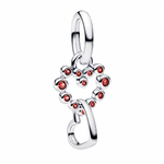 Ce charm raffiné en argent 925 dévoile un cœur ajouré iconique fusionné à une clé délicate, parsemé de 11 pierres rouges étincelantes qui capturent la lumière avec intensité, évoquant un amour exclusif et précieux à déverrouiller.

Caractéristiques :

Composition : Argent sterling 925 pour une résistance optimale à l’oxydation et une brillance durable, orné de cristaux rouges.
Esthétique : Cœur central ouvert bordé de pierres en cercle irrégulier pour un effet floral scintillant, avec boucle supérieure et i