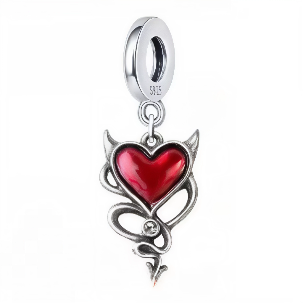 Ce charm pendentif en argent 925 dévoile un cœur rouge laqué profond ailé de cornes et enroulé de serpents gothiques élégants, capturant une passion diaboliquement séduisante et mystérieuse. La bélière lisse gravée « S925 » permet une suspension fluide et audacieuse.

Caractéristiques :

Matière : Argent 925 (S925)
Design : Cœur émaillé rouge vif avec deux cornes recourbées et motifs serpent entrelacés, sur anneau simple gravé.
Style : Sombre et rock, idéal pour Halloween, les âmes rebelles ou ajouter une t