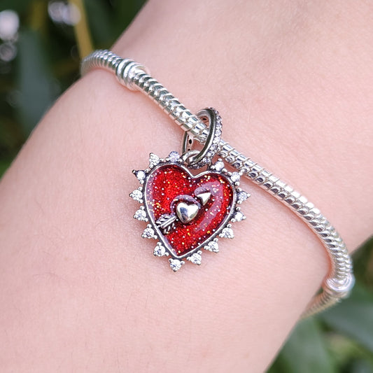 Ajoutez une touche romantique et symbolique à votre collection avec le Pendentif Cœur Flèche, délicatement façonné en argent 925. Ce pendentif représente un cœur traversé par une flèche, symbole de l'amour passionné et de la destinée. L’alliance du cœur et de la flèche évoque la force de l’amour, celui qui touche le cœur au moment parfait.

Idéal pour exprimer des sentiments forts ou pour offrir un cadeau significatif, ce pendentif sera un symbole précieux dans votre vie. Que vous le portiez au quotidien ou